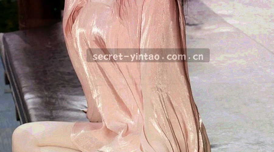 暗色纸带上渐变的桃红光点，象征版本迭代节奏